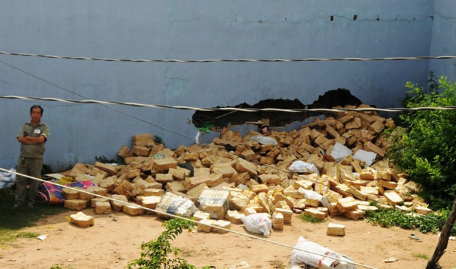 Người dân đập bể bức tường bên hông căn nhà để tìm cách giải cứu ba nữ công nhân.