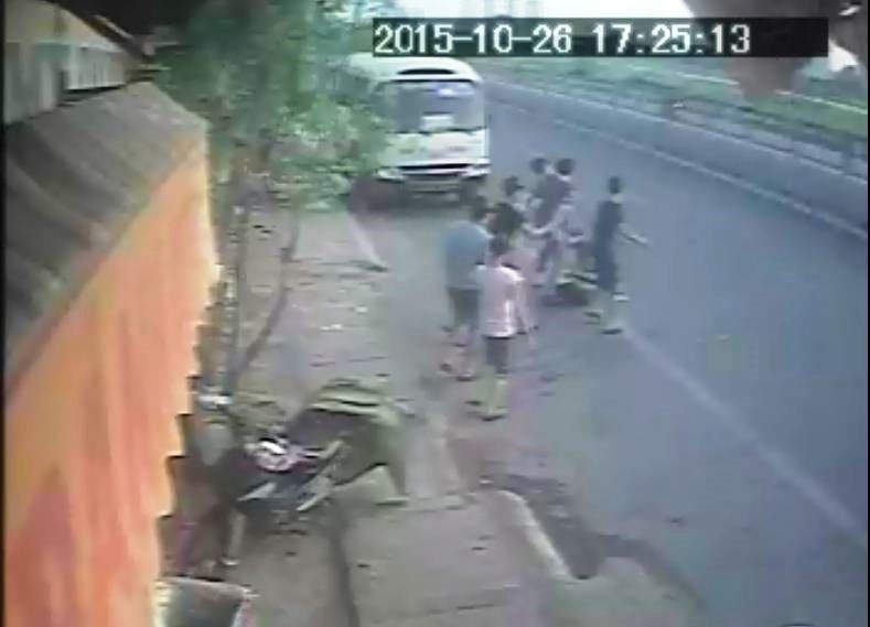 Chị Chung bị hành hung, kéo ra ngoài đường. Ảnh Cắt từ clip.