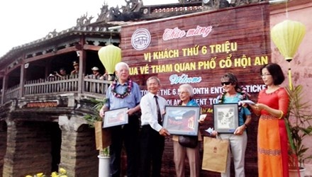 Cap the tham quan pho co Hoi An hinh anh