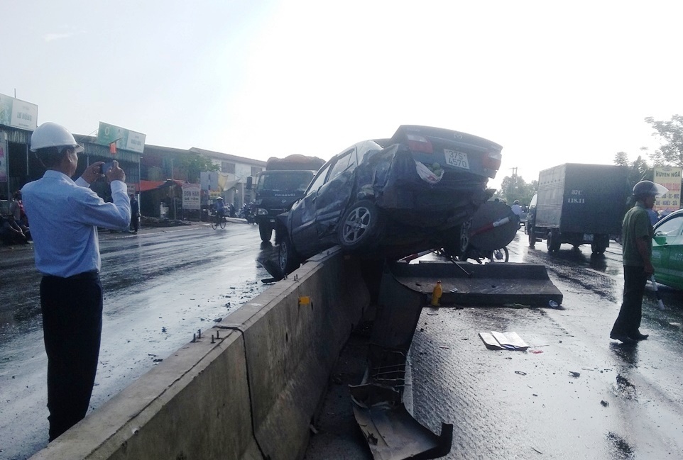 Hiện trường vụ tài nạn. Ảnh: Hoàng Long.