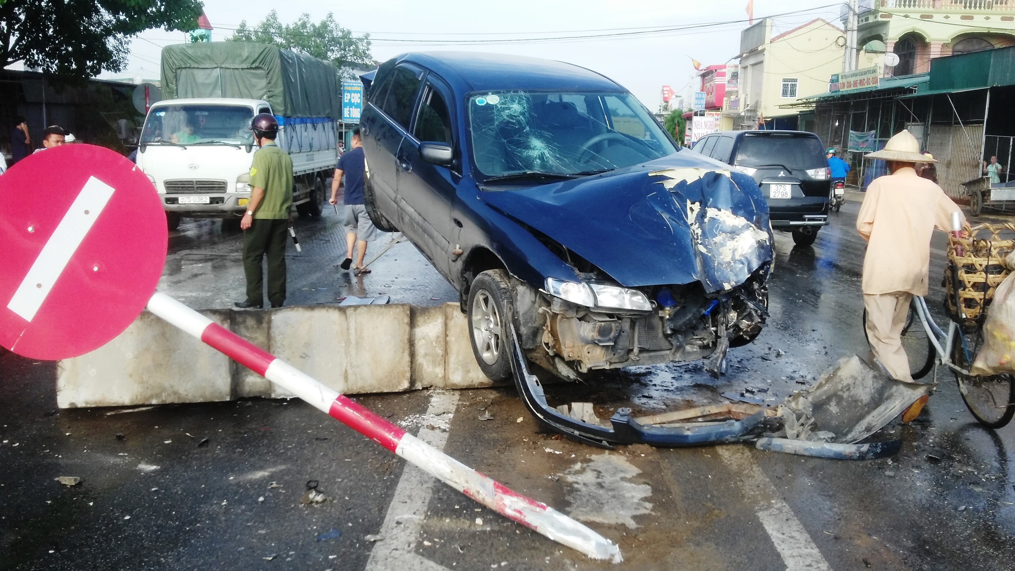 Oto 4 cho bi tong vang len dai phan cach hinh anh