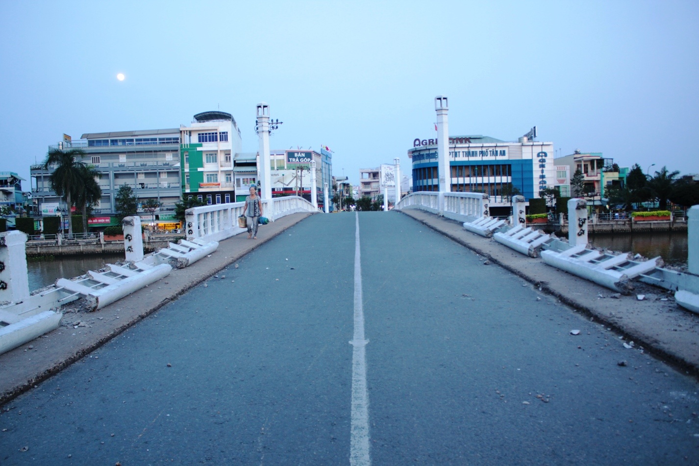 Trước đó từ ngày 25/10, người dân TP Tân An bất ngờ khi thấy đơn vị thi công tiến hành rào chắn hai đầu Cầu Đúc và có xe cẩu tiến vào bắt đầu đập bỏ. 