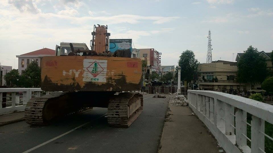 Ông Lân nói: “Tuy nhiên, sau khi UBND TP Tân An cho đơn vị thi công tháo dỡ cầu và nghe dư luận phản ứng. Chúng tôi kiểm tra lại và xác định đến nay vẫn chưa có đơn vị nào trúng thầu xây dựng lại cầu. Chỉ mới có đơn vị trúng phần gói thầu tháo dỡ cầu. Việc chưa có đơn vị trúng thầu xây dựng, chưa công bố bản thiết kế cho dư luận rõ cho thấy có sự chủ quan, nóng vội của các đơn vị liên quan. 