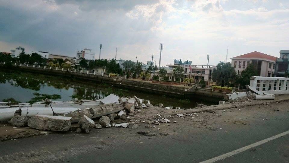 Chua dap bo cau tram tuoi o Long An hinh anh