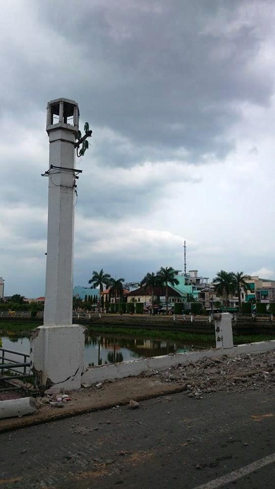 Hiện tại, một phần mặt đường trên cầu, lan can cầu, … đã bị đập bỏ.		