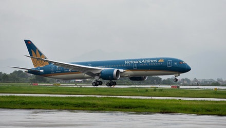 Mua lon, nhieu may bay khong ha hay cat canh o Tan Son Nhat hinh anh