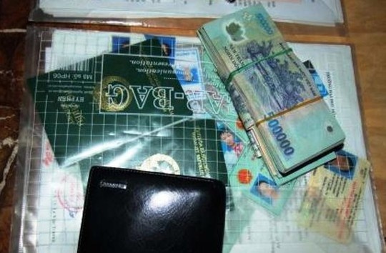 Giấy tờ, chứng minh thư, ví và tiền được cho là của ông Ngô Lê Hà để lại lo hậu sự cho gia đình.