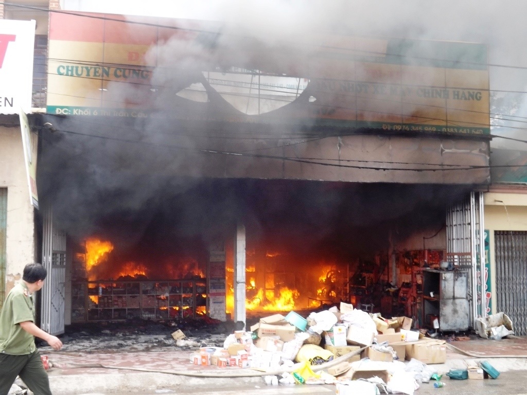 Hon 100 canh sat chua chay cua hang phu tung xe may hinh anh