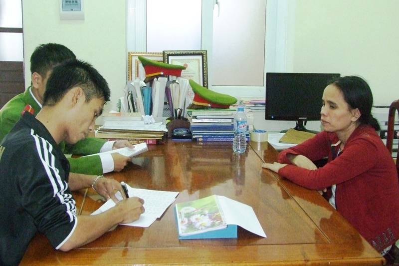 Nguyễn Thị Nga tại cơ quan điều tra. Ảnh: Công an Hà Tĩnh cung cấp.