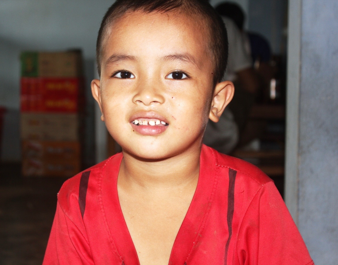 Bé Long, một trong hai cháu được Vân Anh cứu thoát khỏi đuối nước. Ảnh: Phạm Hòa.