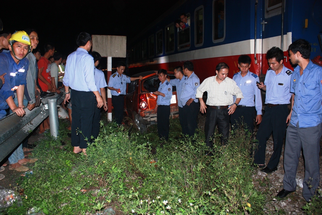 Đoàn tàu dừng lại phối hợp với ngành chức năng giải quyết tai nạn. Ảnh: CTV.