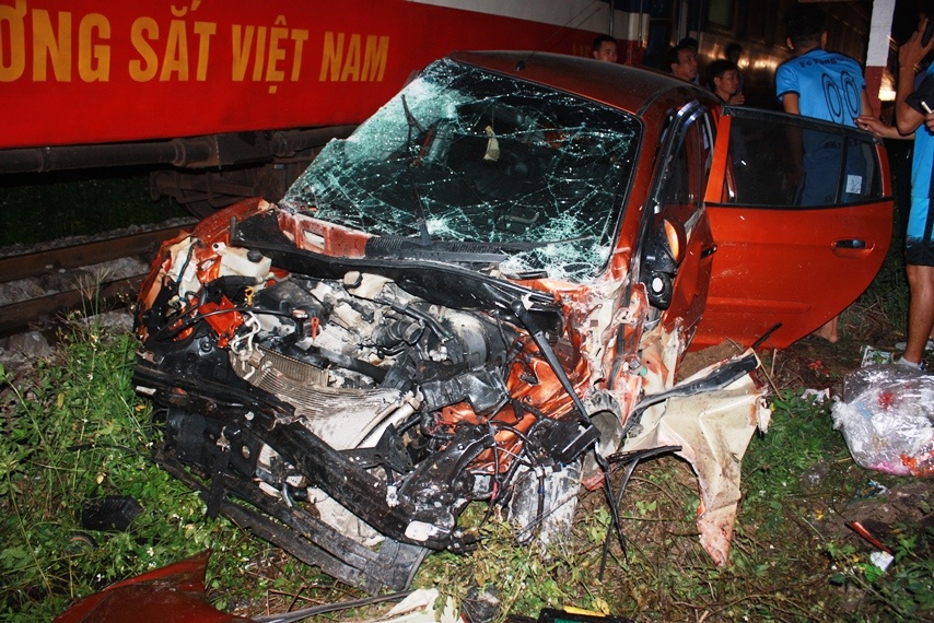 4 nguoi trong thuong trong oto bi tau tong vang 30 m hinh anh