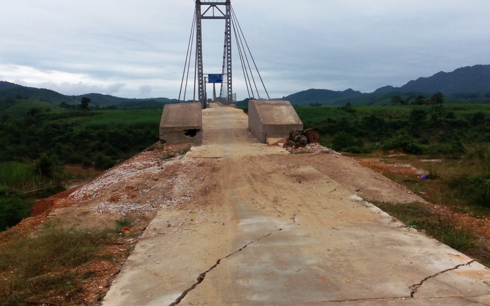 Mặt đường đầu Cầu treo Kẻ Nính phía mố M2 bị nứt toác. Ảnh: P.H.