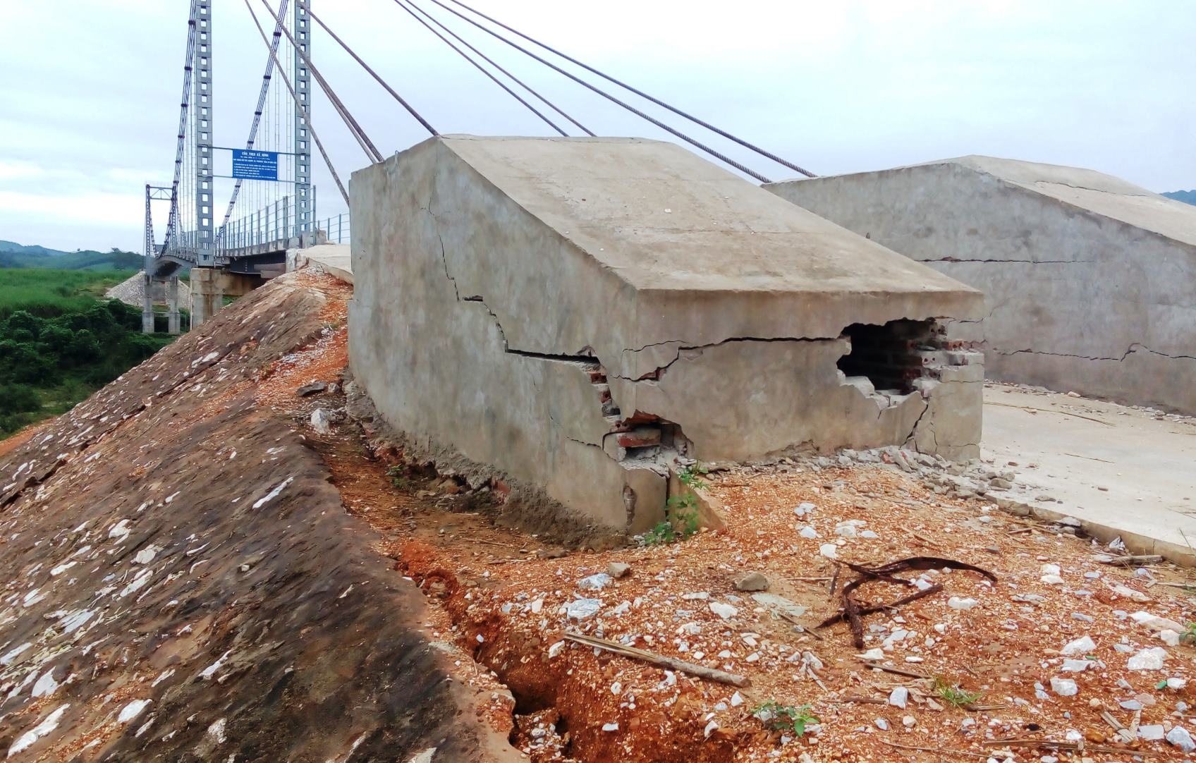 Cau treo hon 24 ty dong chua ban giao da hu hong hinh anh