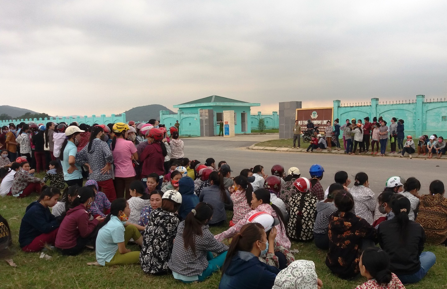 Công nhân tập trung trước cổng công ty để đòi những quyền lợi mà họ cho rằng phải được hưởng. Ảnh: P.H.