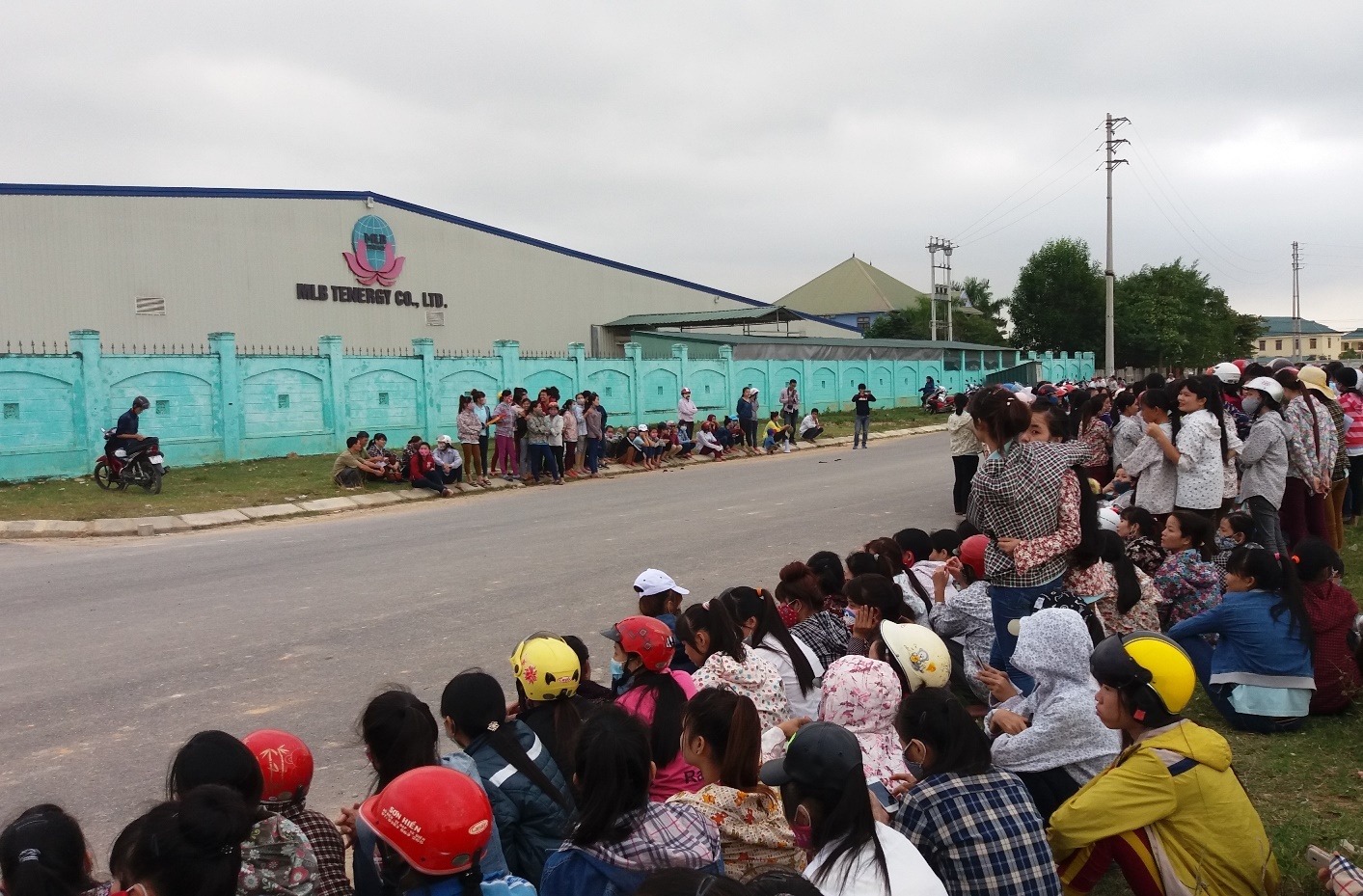 Gan 1.000 cong nhan cong ty may cua Nhat Ban dinh cong hinh anh