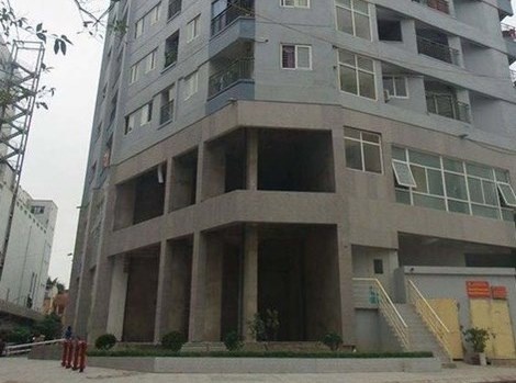 Be 5 tuoi roi tu tang 22 xuong dat nguy kich hinh anh