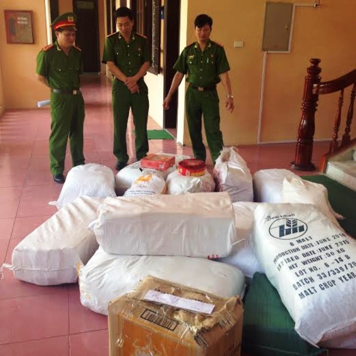 Số pháo mà cảnh sát thu giữ tại nhà của hai nghi phạm. Ảnh: CTV.