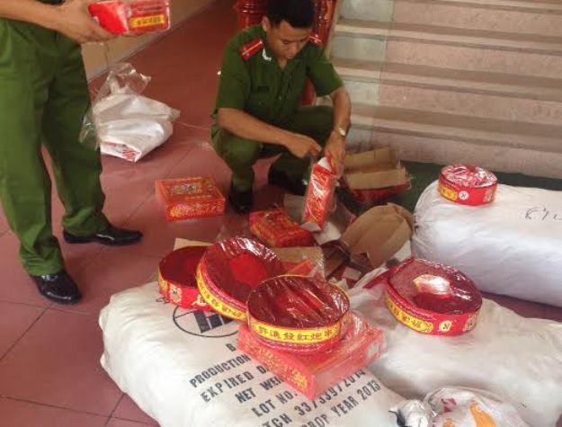 2 thanh nien buon 400 kg phao hinh anh