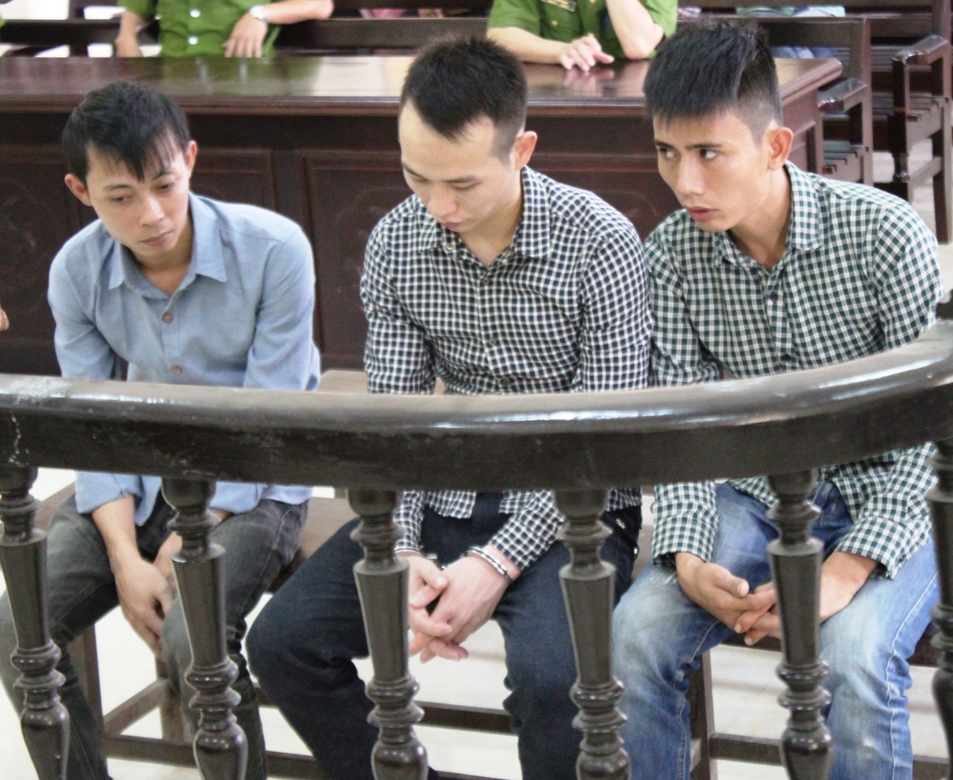 Các bị cáo trước vành móng ngựa (Nam ngồi giữa, bên phải là Linh, bên trái là Toàn). Ảnh: P.H.
