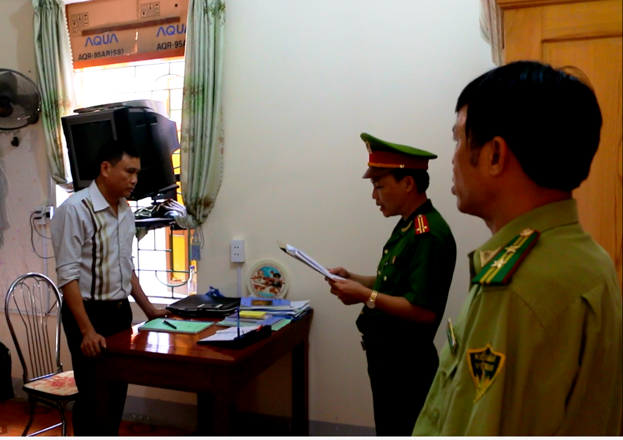 Doi 'chung chi' 20 trieu dong, hai kiem lam bi bat giam hinh anh