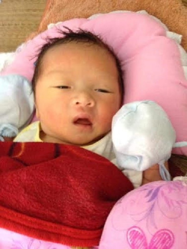 Bé trai sơ sinh được phát hiện trước cổng nhà ông Thạch. Ảnh: X.Sinh.