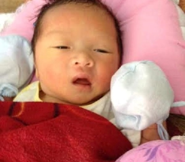 Be trai so sinh con day ron boc trong lop vai trang hinh anh