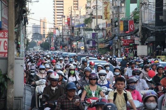 Ket xe kinh hoang tren nhieu tuyen duong o TP HCM hinh anh