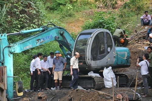 Theo ông Hoà, hầm lò này được đào từ năm 2011 rồi khai thác đến tháng 2/2014 thì dừng lại do hết phép. Cách đấy mấy hôm, các cán bộ, công nhân mới trở lại thăm dò hầm để khai thác lại. Đến sáng 18/11 thì xảy ra tai nạn sập hầm.