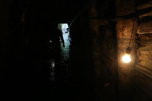 Lực lượng cứu hộ phải kiểm tra, gia cố các đoạn hầm có nền đất yếu, kiểm tra thành lò toàn tuyến để đảm bảo an toàn cho công tác tìm kiếm, cứu hộ cứu nạn. Bốn chiếc quạt gió đã được đưa vào trong hầm để giúp lưu thông không khí dễ dàng.