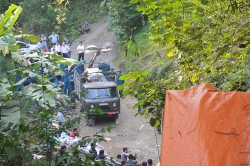 Phía bên ngoài, UBND huyện tích cực lo công tác hậu cầu. Công ty Điện lực Hòa Bình bảo đảm 24/24 không để mất điện nhằm phục vụ máy móc. Lực lượng y tế sẵn sàng túc trực…