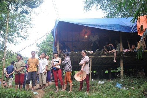 Người dân đứng trước hầm lò xem cứu hộ.