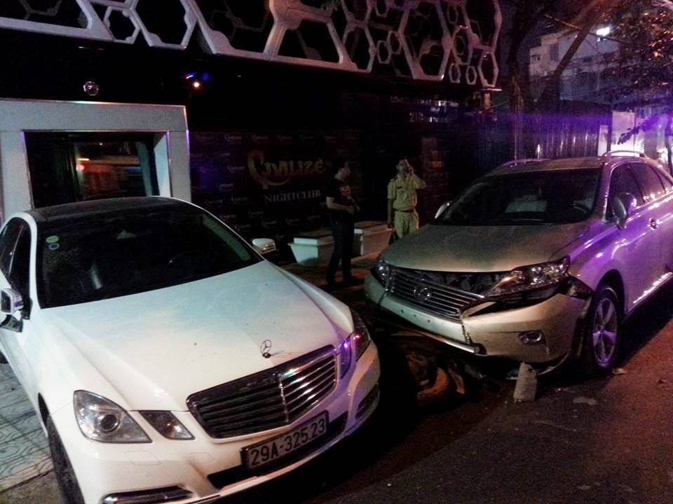 Mercedes dam hang loat xe khi lui khoi bai do hinh anh
