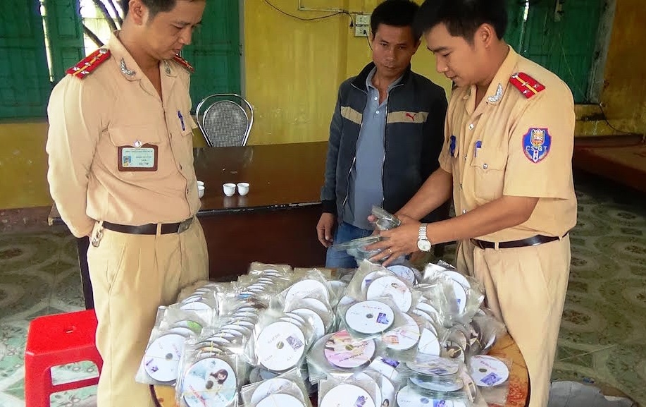 1.700 dia lau co noi dung doi truy tren xe khach hinh anh