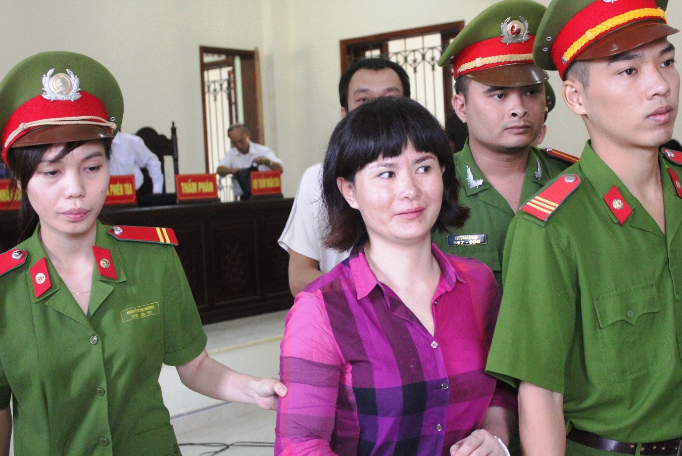 Phạm Thị Tuấn Anh bình thản cười khẩy khi nghe tòa tuyên phạt 19 năm tù về tội Mua bán trái phép chất ma túy. Ảnh: Phạm Hòa