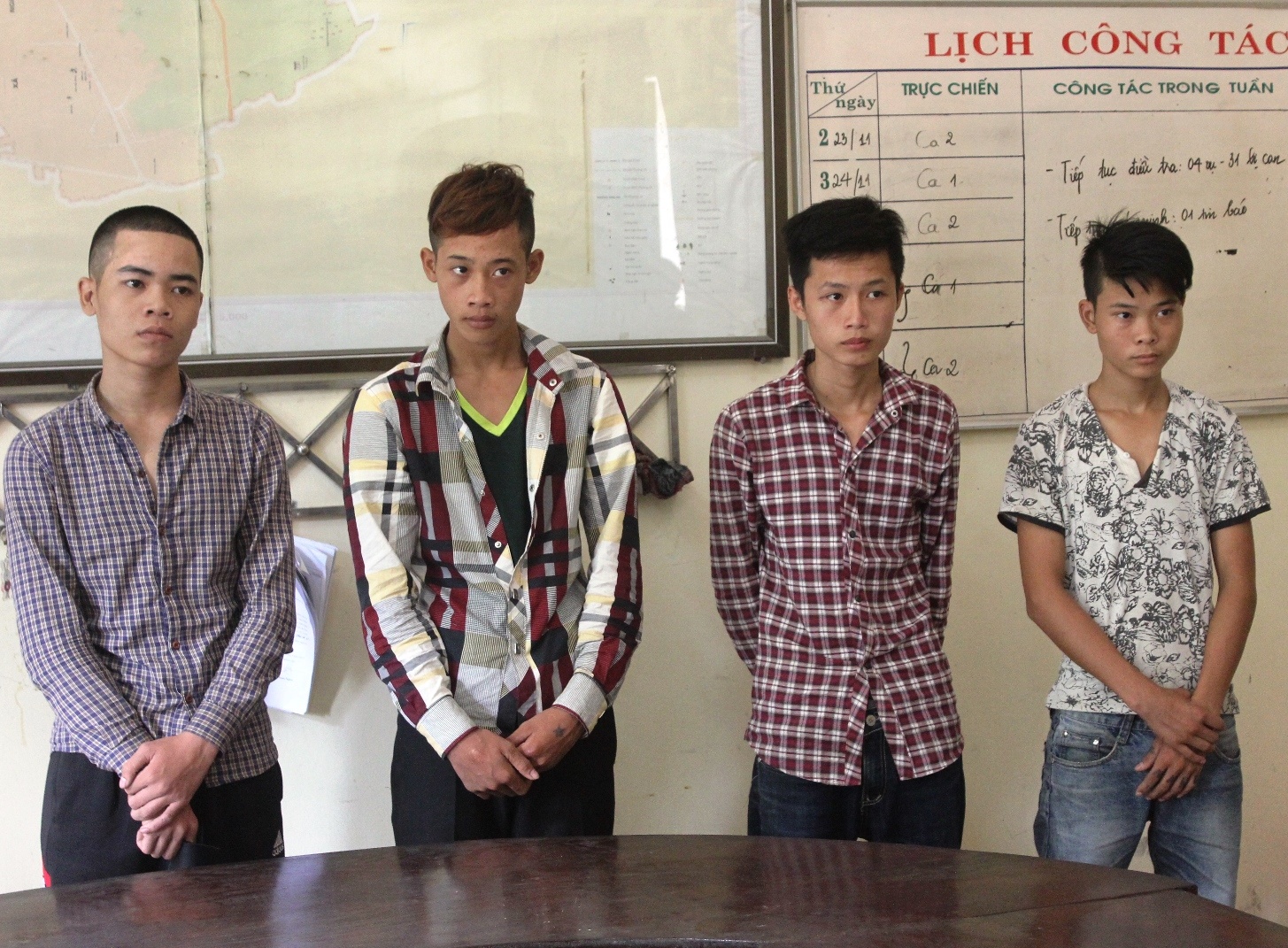 Nhóm cướp 9X tuổi teen tại cơ quan điều tra. Ảnh: Phạm Hòa.