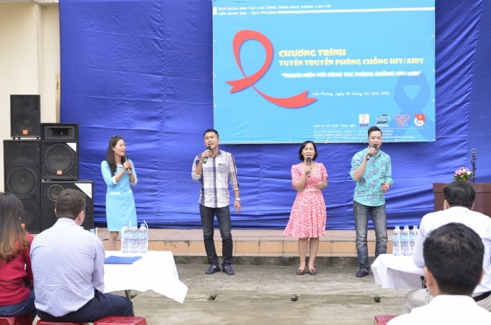 Chị Phạm Thị Huệ (thứ hai từ bên phải) cất cao tiếng hát trong một buổi tuyên truyền phòng chống HIV/AIDS tại Hải Phòng.