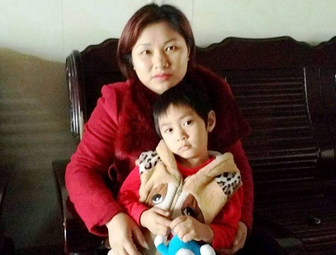 Pham nhan cuu 2 me con bi nga xuong ao hinh anh