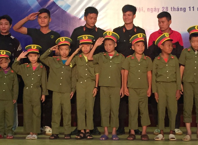 10 be trai benh tan mau tap lam canh sat co dong hinh anh