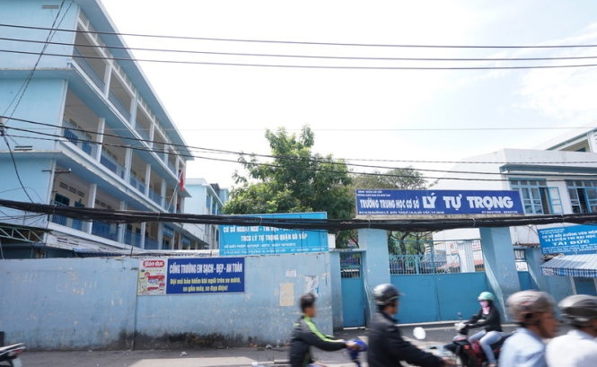 Bi me mang truoc mat ban, nam sinh lop 9 nhay lau tu tu hinh anh