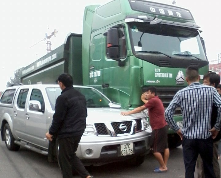 Hai tai xe dinh au da sau va cham tren quoc lo hinh anh