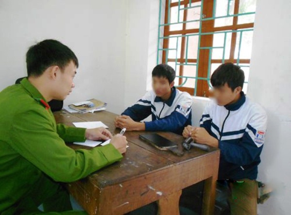 Hai nam sinh ru nhau di cuop iPhone hinh anh