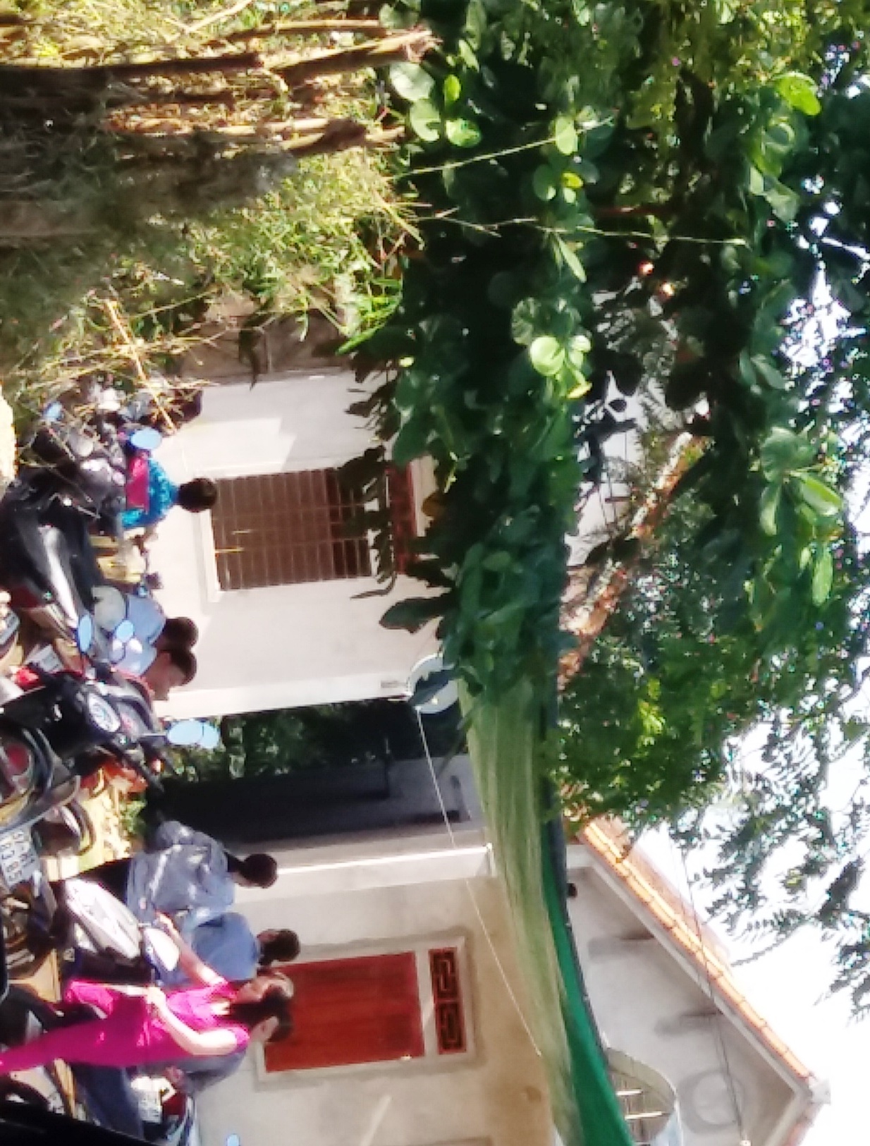 Người dân bàng hoàng, bàn tán sau vụ hòa hoạn xảy ra tại nhà anh Trung. Ảnh: CTV.