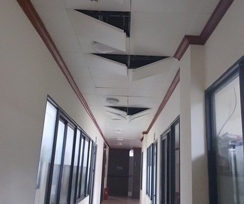 No lon lam rung chuyen cua khau Huu Nghi hinh anh