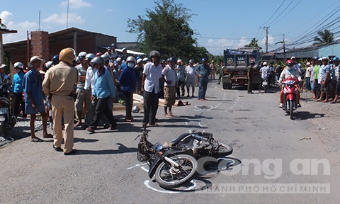 Xe ben can chet hai hoc sinh lop 11 hinh anh