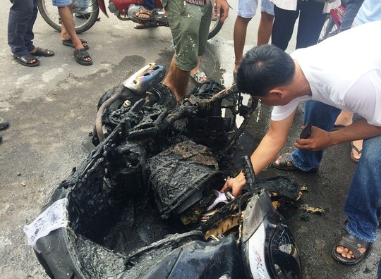 Dang luu thong, xe may bat ngo chay tro khung hinh anh