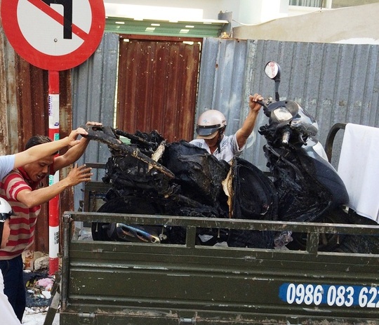 Chiều cùng ngày, chủ nhân chiếc xe thuê người chở về nhà để dọn dẹp hiện trường.