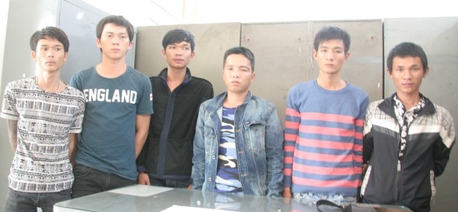 Mau thuan o vu truong, 13 thanh nien hen hon chien hinh anh