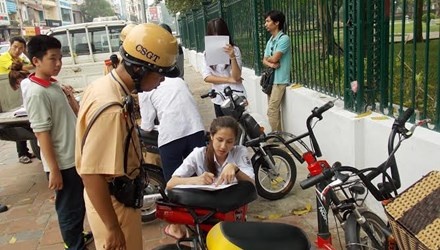 Xe may dien phai dang ky bien so tu ngay 7/12 hinh anh