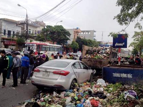 Xe hop tong xe cho rac, 2 nu cong nhan tu vong hinh anh